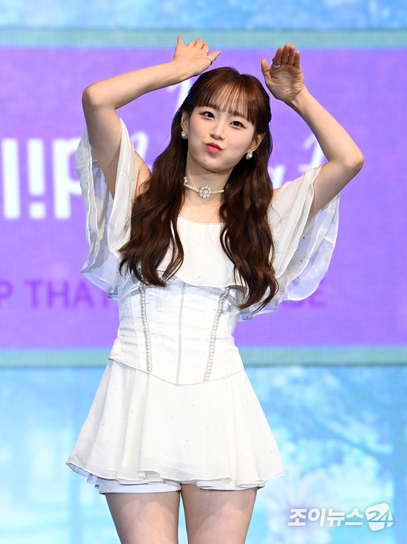 그룹 이달의 소녀 츄가 20일 오후 서울 강남구 삼성동 코엑스 오디토리움에서 열린 서머 스페셜 미니 앨범 '플립 댓(Flip That)' 발매 기념 쇼케이스에 참석해 포즈를 취하고 있다. [사진=김성진 기자]