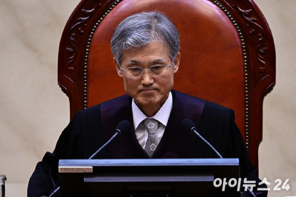 더불어민주당 이재명 대선 후보가 지난 1일 서울 종로구의 한 포차 식당에서 '당신의 하루를 만드는, 보이지 않는 영웅들'이란 주제로 열린 배달 라이더, 택배 기사 등 비(非)전형 노동자들과의 간담회에 참석하고 있다. [사진=연합뉴스]
