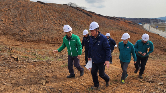 산림청은 6일 충남 홍성 산불피해지역을 찾아 긴급벌채 추진상황을 점검했다. [사진=산림청]