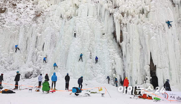 24일 강원도 양구군 국토정중앙면 용소아이스파크에서 한 클라이머가 고난도 빙벽을 오르고 있다. [사진=정소희 기자]