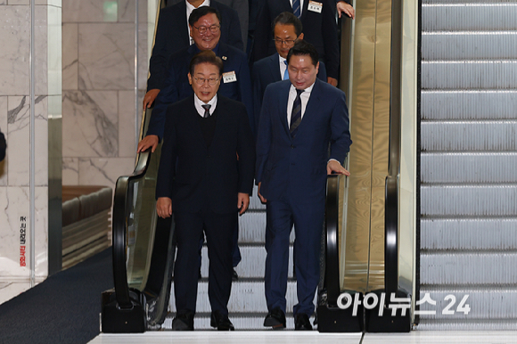 이재명 더불어민주당 대선후보가 8일 오전 서울 중구 대한상공회의소에서 열린 대선후보 초청 경제5단체장 간담회에 참석하고 있다. 오른쪽은 최태원 대한상의 회장. [사진=국회사진취재단]