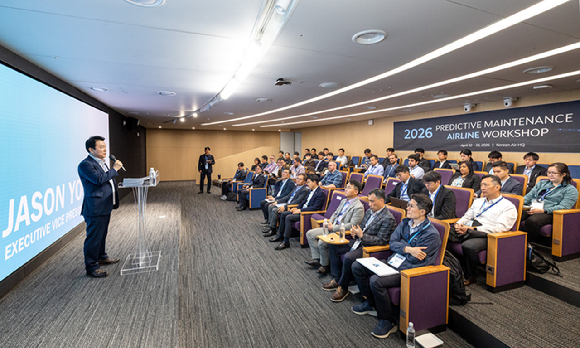 워크숍 시작에 앞서 기조연설을 하고있는 유종석 대한항공 안전보건 총괄 겸 오퍼레이션 부문 부사장(CSO)의 모습. [사진=대한항공]