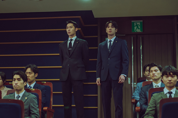 배우 이준영과 이재욱이 디즈니+ 시리즈 '로얄로더'에서 연기 호흡을 맞추고 있다. [사진=월트디즈니 컴퍼니 코리아]