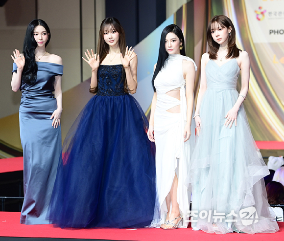 그룹 에스파(aespa)가 25일 오후 인천광역시 중구 운서동 인스파이어 아레나에서 열린 '2025 SBS 가요대전' 레드카펫 행사에 참석하고 있다. [사진=정소희 기자]