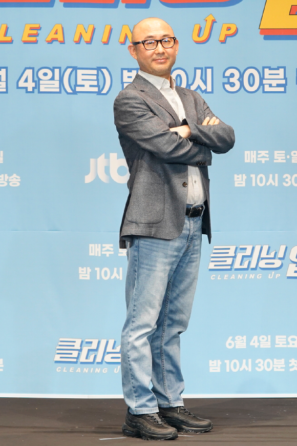 윤성식 PD가 2일 온라인으로 진행된 JTBC 새 토일드라마 '클리닝 업' 제작발표회에 참석해 포즈를 취하고 있다. [사진=JTBC]