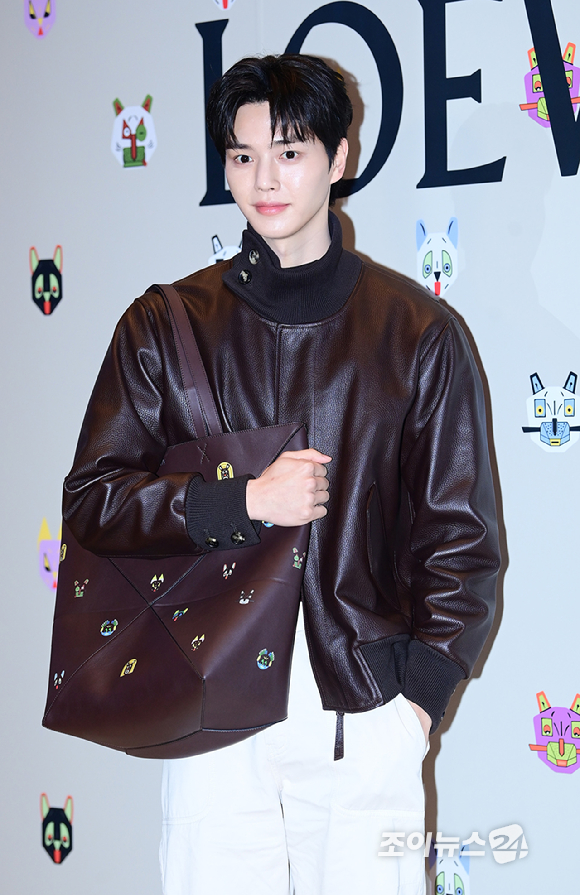 배우 송강이 20일 오후 서울 CGV 용산아이파크몰에서 열린 로에베 '루이스 웨인 사랑을 그린 고양이 화가' 스크리닝 이벤트 포토콜 행사에 참석하고 있다. [사진=정소희 기자]