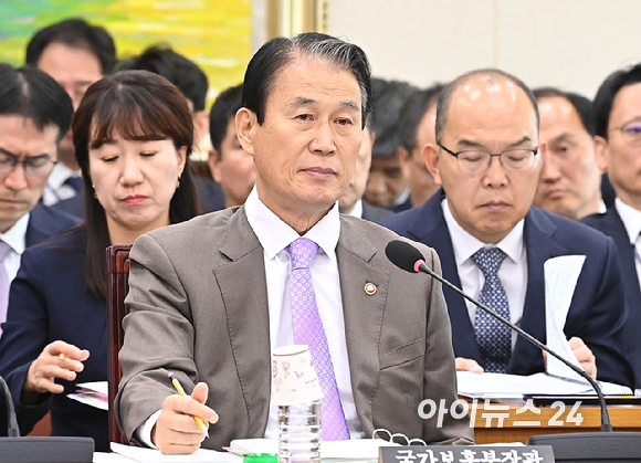 권오을 국가보훈부 장관이 28일 서울 여의도 국회에서 열린 정무위원회의 국가보훈부, 국무조정실 등 국정감사에 출석하고 있다. [사진=곽영래 기자]