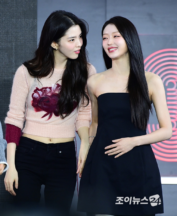 배우 한소희와 오마이걸 유아가 18일 부산광역시 해운대구 우동 영화의 전당에서 열린 제30회 부산국제영화제(BIFF) 오픈 토크 '프로젝트 Y' 행사에 참석하고 있다. [사진=정소희 기자]