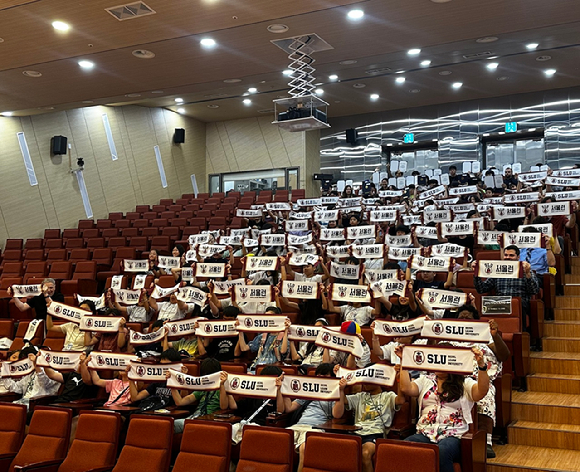 서울시가 유아부터 청년까지 아우르는 연령대별 맞춤형 '서울런 영어교육 프로그램'을 운영한다. 사진은 2024년 서울런 영어교육 프로그램 중 '영어동행캠프'의 수료식. [사진=서울시]