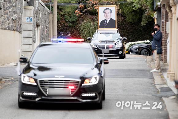 30일 서울 서대문구에 위치한 故 노태우 전 대통령 사저에 노 전 대통령의 영정이 노제를 위해 들어서고 있다. [사진=사진공동취재단]