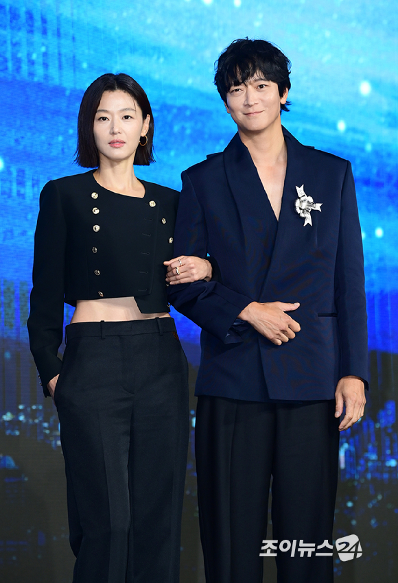 배우 전지현과 강동원이 2일 오전 서울 종로구 포시즌스 호텔에서 진행된 디즈니 플러스 오리지널 시리즈 '북극성' 제작발표회에 참석하고 있다. [사진=정소희 기자]