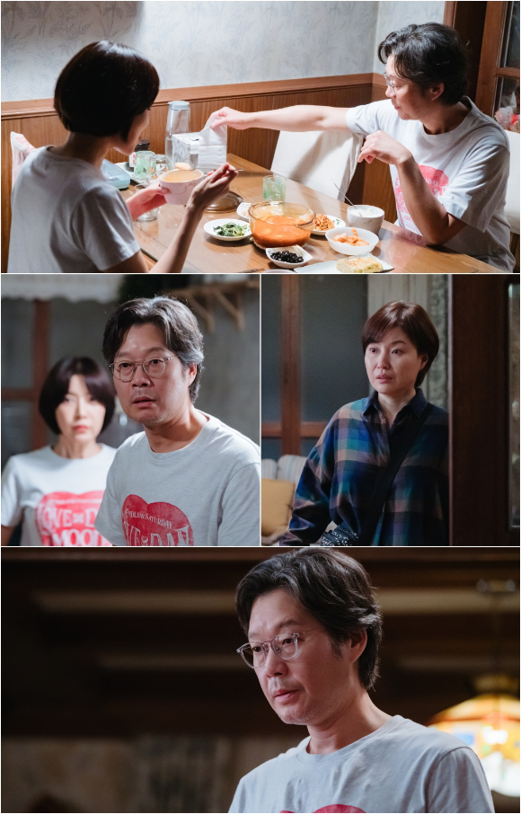 '러브 미' 커플 티 입은 유재명, 윤세아 [사진=JTBC&middot;SLL&middot;하우픽쳐스]