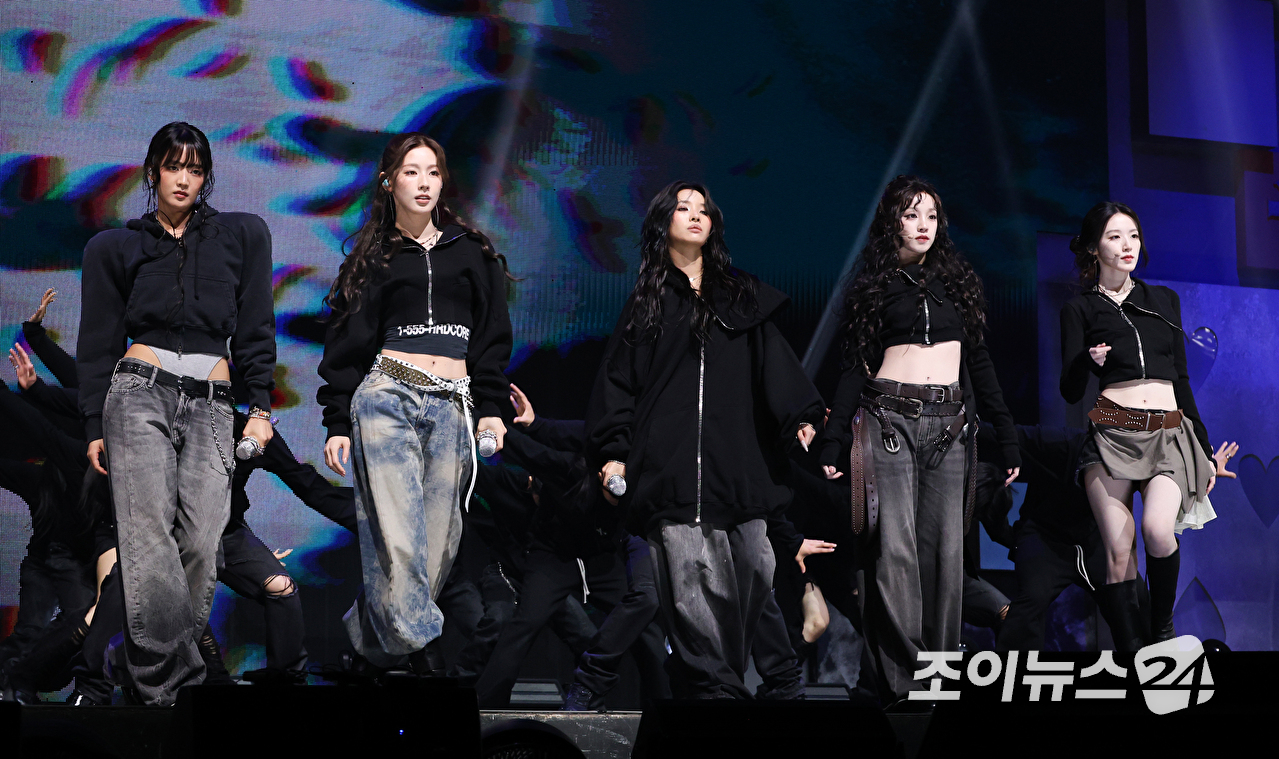 그룹 아이들이 6일 오후 서울 광진구 광장동 예스24라이브홀에서 진행된 아이들(i-dle) 아홉 번째 미니 앨범 '위 메이드'(We made) 발매 기념 쇼케이스에 참석해 열띤 무대를 펼치고 있다. [사진=문수지 기자]