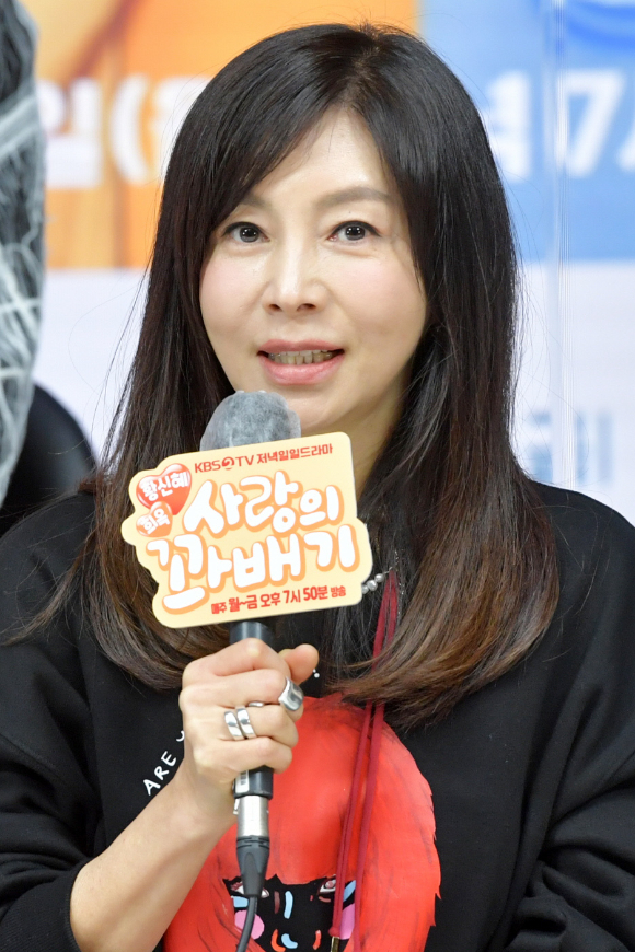 배우 황신혜가 13일 온라인으로 진행된 KBS 2TV 새 저녁 일일드라마 '사랑의 꽈배기' 제작발표회에 참석해 소감을 말하고 있다. [사진=KBS]