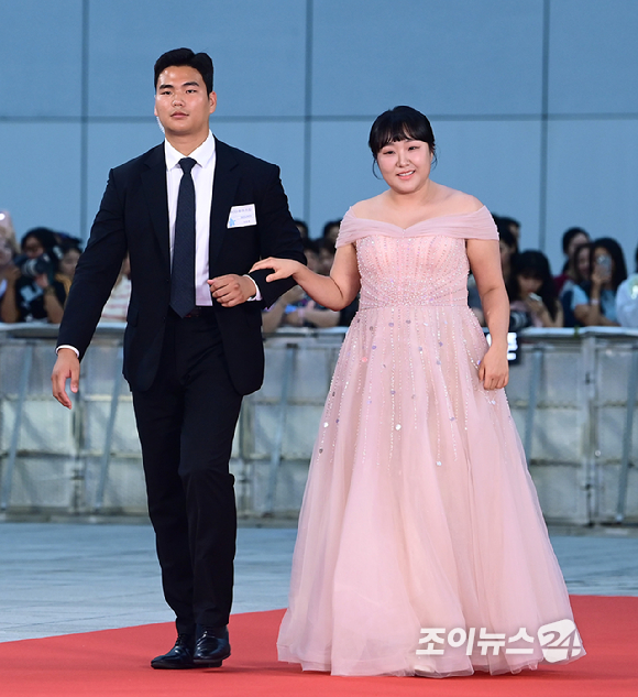 코미디언 이수지가 18일 오후 인천광역시 파라다이스 시티에서 열린 제4회 청룡시리즈어워즈 레드카펫 행사에 참석하고 있다. [사진=정소희 기자]