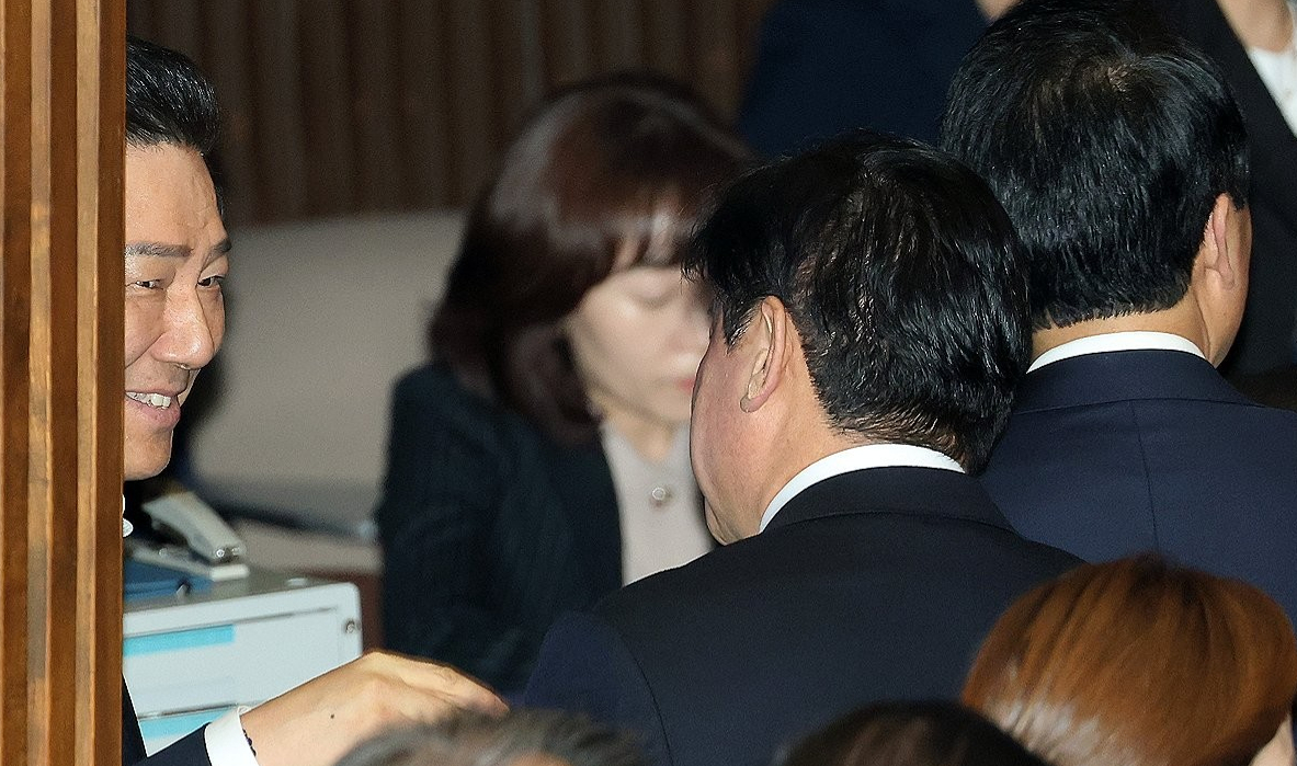 공천헌금 수수 의혹 등 13가지 의혹으로 수사를 받고 있는 김병기 무소속 의원이 26일 오전 서울 마포구 서울경찰청 공공범죄수사대에 출석하고 있다. [사진=곽영래 기자]