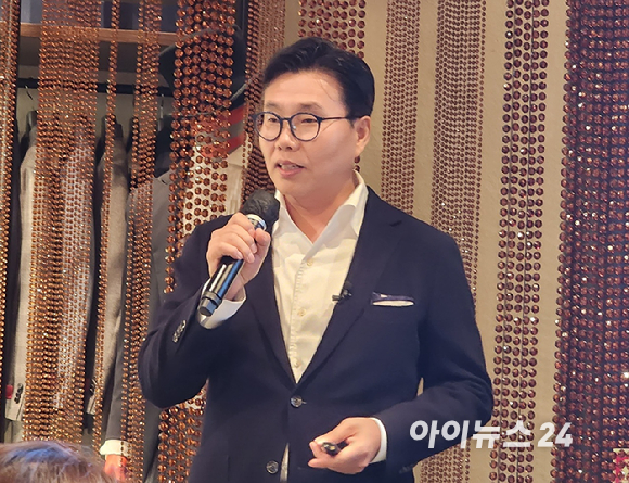 이무영 삼성물산 패션부문 남성복사업부장(상무)이 발표하고 있다. [사진=구서윤 기자]