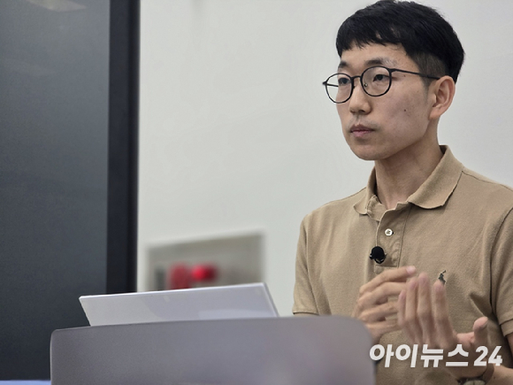 최종혁 SK텔레콤 스포츠마케팅팀 매니저가 26일 충북 진천군 진천선수촌에서 자체 펜싱 인공지능(AI) 전력분석 시스템 'SKT-FAN(Fencing AI Nexus)'을 소개하고 있다. [사진=안세준 기자]
