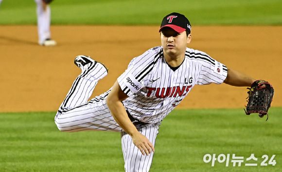 13일 오후 서울 잠실야구장에서 열린 '2023 KBO 포스트시즌' LG 트윈스와 KT 위즈의 한국시리즈 5차전 경기가 열렸다. 9회초 LG 고우석이 역투하고 있다. [사진=곽영래 기자]