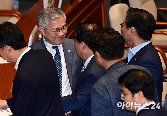 최강욱 당시 더불어민주당 의원이 지난 9월 18일 국회 본회의장에서 동료 의원들과 인사하고 있다. [사진=곽영래 기자]