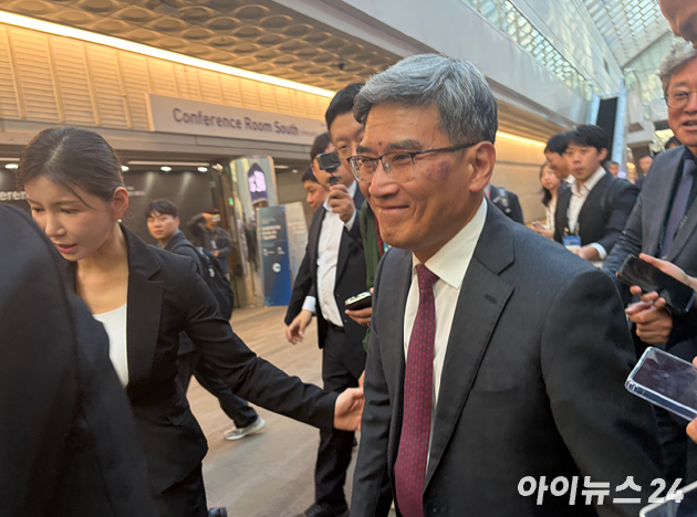 노근창 세미콘리서치랩 대표가 15일 서울 삼성동 코엑스에서 열린 '제28회 반도체대전(SEDEX 2026)'에서 발표하고 있다. [사진=황세웅 기자]