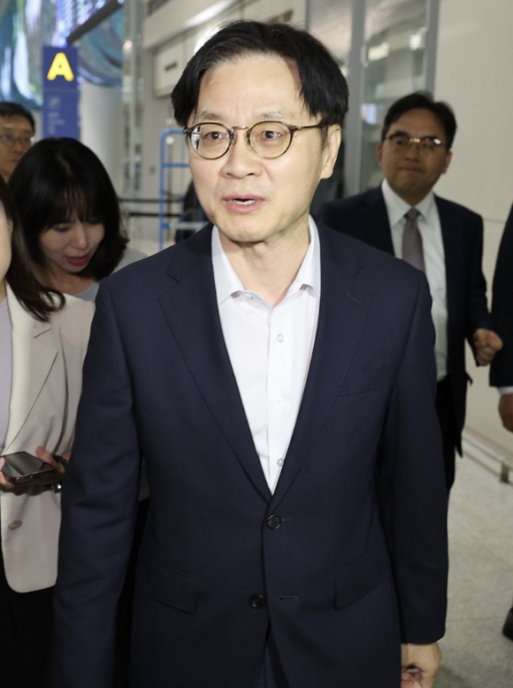 김정관 산업부 장관이 20일 오후 방미 일정을 마치고 인천공항을 통해 귀국하고 있다. [사진=연합뉴스]