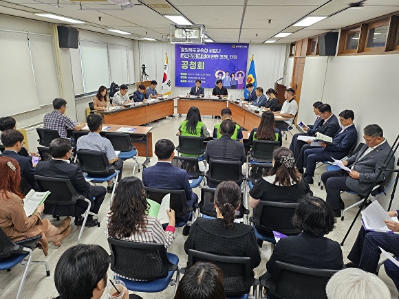 충북 교원의 교육활동 보호에 관한 조례를 만들기 위한 공청회가 19일 충북도의회에서 열렸다. [사진=충북도의회]