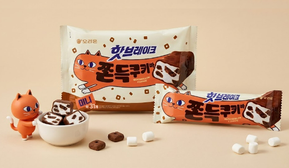 30일 서울 종로구 한 스타벅스 매장에서 시민들이 구매를 위해 기다리고 있다. [사진=연합뉴스]