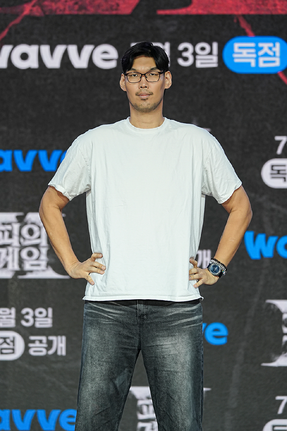 하승진이 포즈를 취하고 있다. [사진=웨이브]
