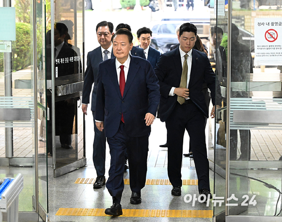 12·3 비상계엄과 관련해 특검의 수사를 받는 윤석열 전 대통령이 두 번째 구속 전 피의자 심문(영장실질심사)을 받기 위해 9일 오후 서울 서초구 중앙지법으로 출석하고 있다. [사진=사진공동취재단]