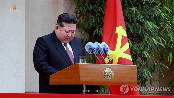 김정은 국무위원장이 당 창건 80주년을 앞두고 지난 8일 당창건사적관을 방문해 한 기념연설을 하고 있다. [조선중앙TV 화면] [사진=연합뉴스]