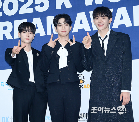 그룹 루시(LUCY) 신예찬-최상엽-조원상이 21일 오후 서울 잠실실내체육관에서 열린 '2025 케이 월드 드림 어워즈'(2025 K WORLD DREAM AWARDS)에 블루카펫 행사에 참석하고 있다. [사진=정소희 기자]