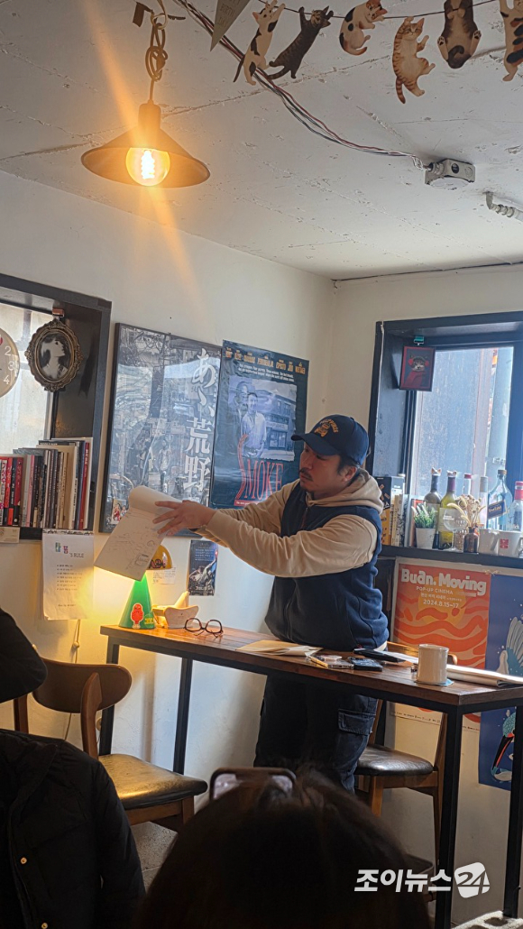 감독 겸 배우 양익준이 5일 서울 성북구 모처에서 진행된 기자회견에서 입장을 표명하고 있다. 양익준은 사진 속 장소에서 자신이 들고 있는 종이 뭉치로 최씨를 두 차례 두들겼다고 설명했다. [사진=정지원 기자]