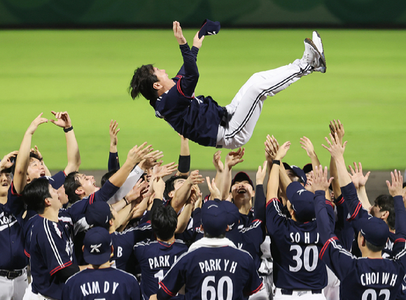 27일 일본 아이치현 도요하시 시민구장에서 열린 2026 아이치&middot;나고야 아시안게임 결승 한국과 일본의 경기. 3대1로 금메달을 차지한 한국대표팀 선수들이 류지현 감독을 헹가래 치고 있다. 2026.9.27 [사진=연합뉴스]