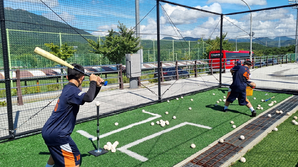 '2023 KBO Next-Level Training Camp' 3차 훈련에 참가한 유소년 선수들이 타격 연습을 실시하고 있다. [사진=한국야구위원회(KBO)]