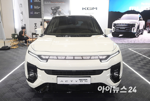 'EV 트렌드 코리아 2026'이 25일 서울 강남구 코엑스에서 열렸다. KG모빌리티(KGM) 부스에 무쏘 EV, 토레스 EVX, 액티언 하이브리드 등 친환경 전동화 모델 3종이 전시되고 있다. [사진=정소희 기자]