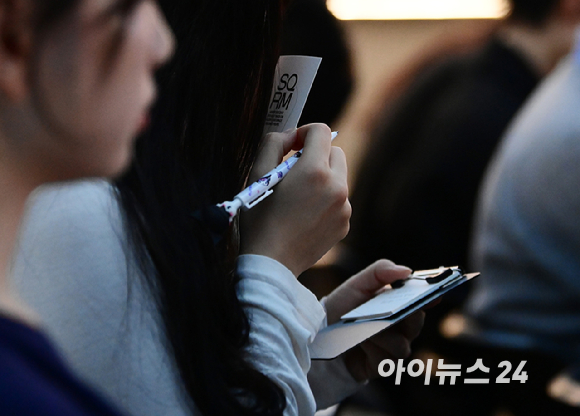 31일 서울 성동구 성수동 케이팝아케이드에서 향으로 공간을 만드는 프래그런스 브랜드 '스퀘어룸(SQUAREROOM)' 신제품 론칭 행사가 열렸다. 참석자들이 향수를 시향하고 있다. [사진=정소희 기자]