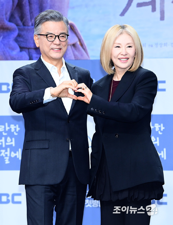 배우 이성경과 채종협이 19일 오후 서울 마포구 상암동 MBC 골든마우스홀에서 열린 MBC 새 금토드라마 '찬란한 너의 계절에' 제작발표회에 참석하고 있다. [사진=정소희 기자]