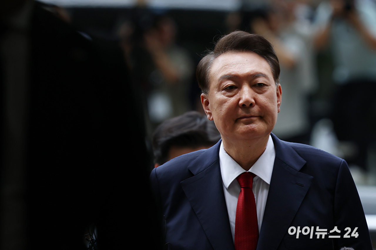 12·3 비상계엄과 관련해 특검의 수사를 받는 윤석열 전 대통령이 두 번째 구속 전 피의자 심문(영장실질심사)을 받기 위해 지난 7월 9일 오후 서울 서초구 중앙지법으로 출석하고 있다. [사진=사진공동취재단]