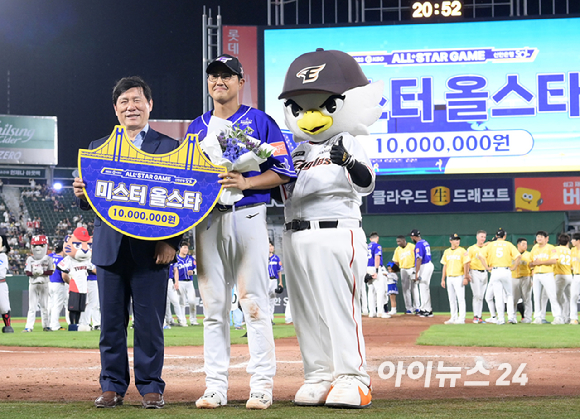2023 KBO리그 올스타전이 15일 오후 부산 사직야구장에서 열린 가운데 나눔올스타팀이 8-4로 승리했다. MVP인 미스터올스타를 수상한 채은성(한화)이 포토타임을 갖고 있다. [사진=정소희 기자]
