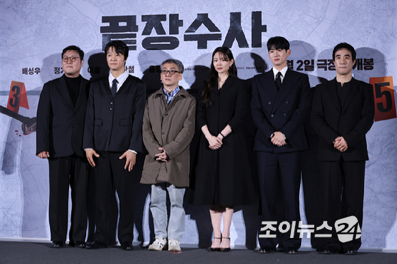 배우 윤경호, 조한철, 이솜, 정가람, 배성우가 9일 오전&nbsp;서울 CGV 용산아이파크몰점에서 열린 영화 '끝장수사'(감독 박철환) 제작보고회에 참석해 포즈를 취하고 있다. [사진=문수지 기자]