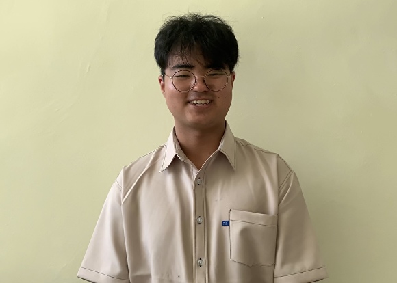 발달장애를 겪으며 스스로 노력해 당당히 취업에 성공한 정대철 학생이 환하게 웃고 있다. [사진=충청대학교]