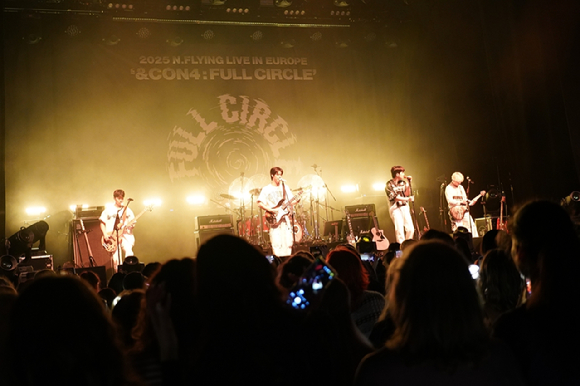 밴드 엔플라잉(이승협, 차훈, 김재현, 유회승, 서동성)이 데뷔 10주년 기념 월드투어의 유럽 공연을 통해 글로벌 팬들을 만나고 있다. [사진=CONTENTSX]