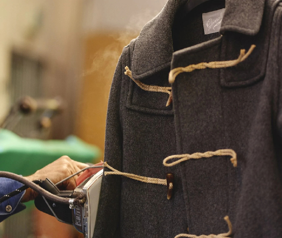 이랜드가 '더플코트 원조' 글로버올을 정식 론칭한다. 사진은 글로버올 생산공정 모습. [사진=이랜드]