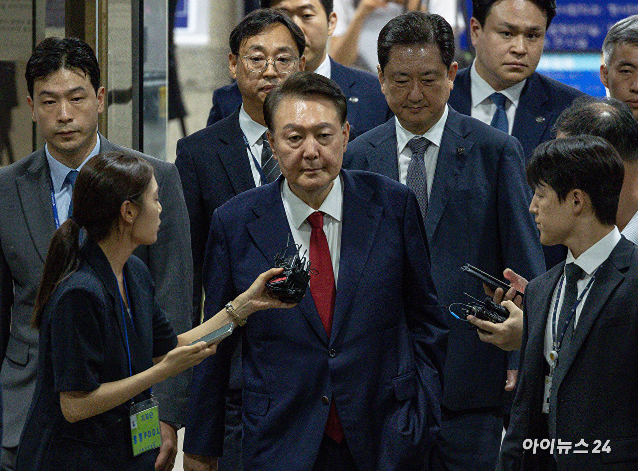 윤석열 전 대통령이 9일 서울 서초구 서울중앙지법에서 영장실질심사를 마치고 나오고 있다. [사진=사진공동취재단]