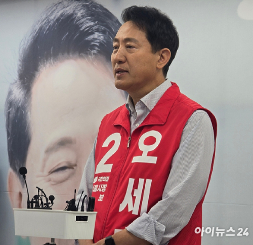 오세훈 국민의힘 서울시장 후보가 13일 서울 종로구 선거사무소에서 '소상공인 종합지원 공약'을 발표한 직후 기자들과 만난 자리에서 발언하고 있다. [사진=김한빈 기자]