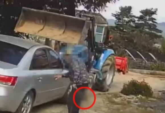 트랙터를 몰고 사람이 탑승해 있는 이웃의 차량을 박은 남성의 영상이 공개됐다. [사진=JTBC '사건반장']