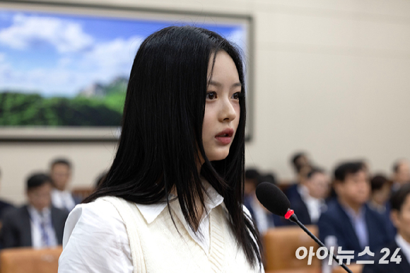 뉴진스 하니가 지난해 10월 15일 오후 서울 여의도 국회에서 열린 환경노동위원회의 경제사회노동위원회, 중앙노동위원회, 최저임금위원회 등에 대한 국정감사에서 질의에 답변하고 있다. [사진=곽영래 기자]