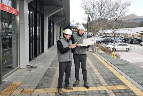 SK텔레콤&middot;SK오앤에스 엔지니어가 서울역 인근에서 통신장비를 점검하는 모습. [사진=SKT]