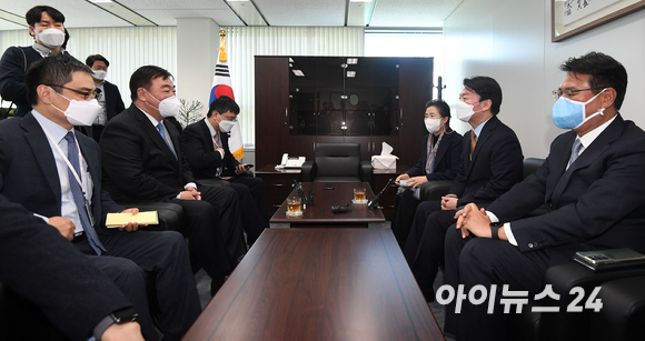 안철수 제20대 대통령직인수위원회 위원장이 6일 오전 서울 종로구 통의동 인수위 집무실에서 싱하이밍 주한중국대사를 접견하고 있다. [사진=인수위사진기자단]